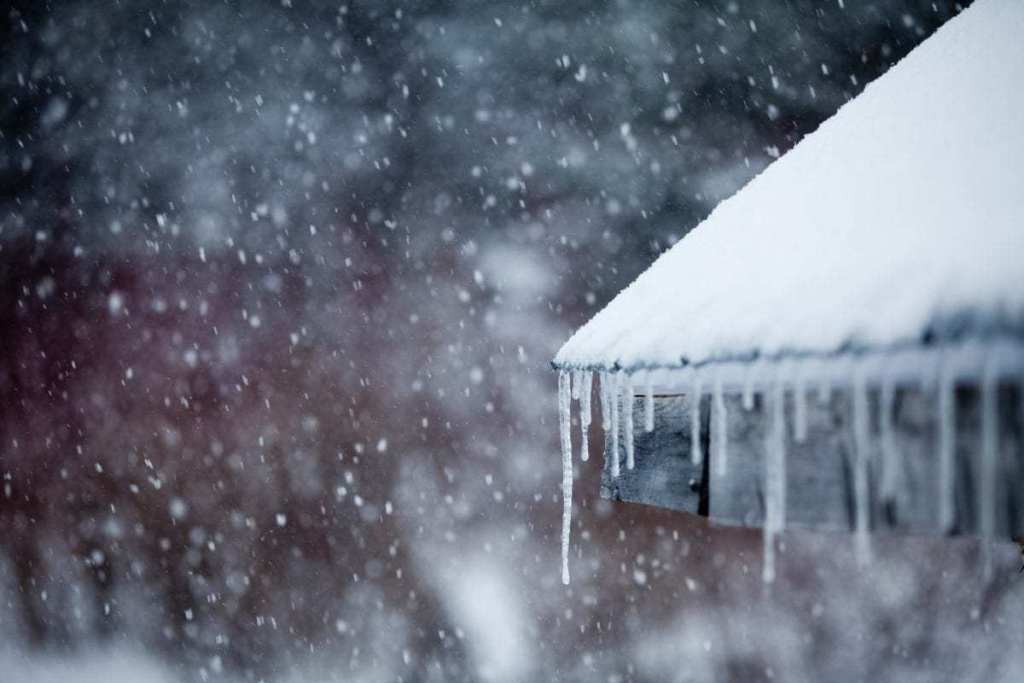 Winter Roof Maintanenance by Forcewashing Vancouver WA